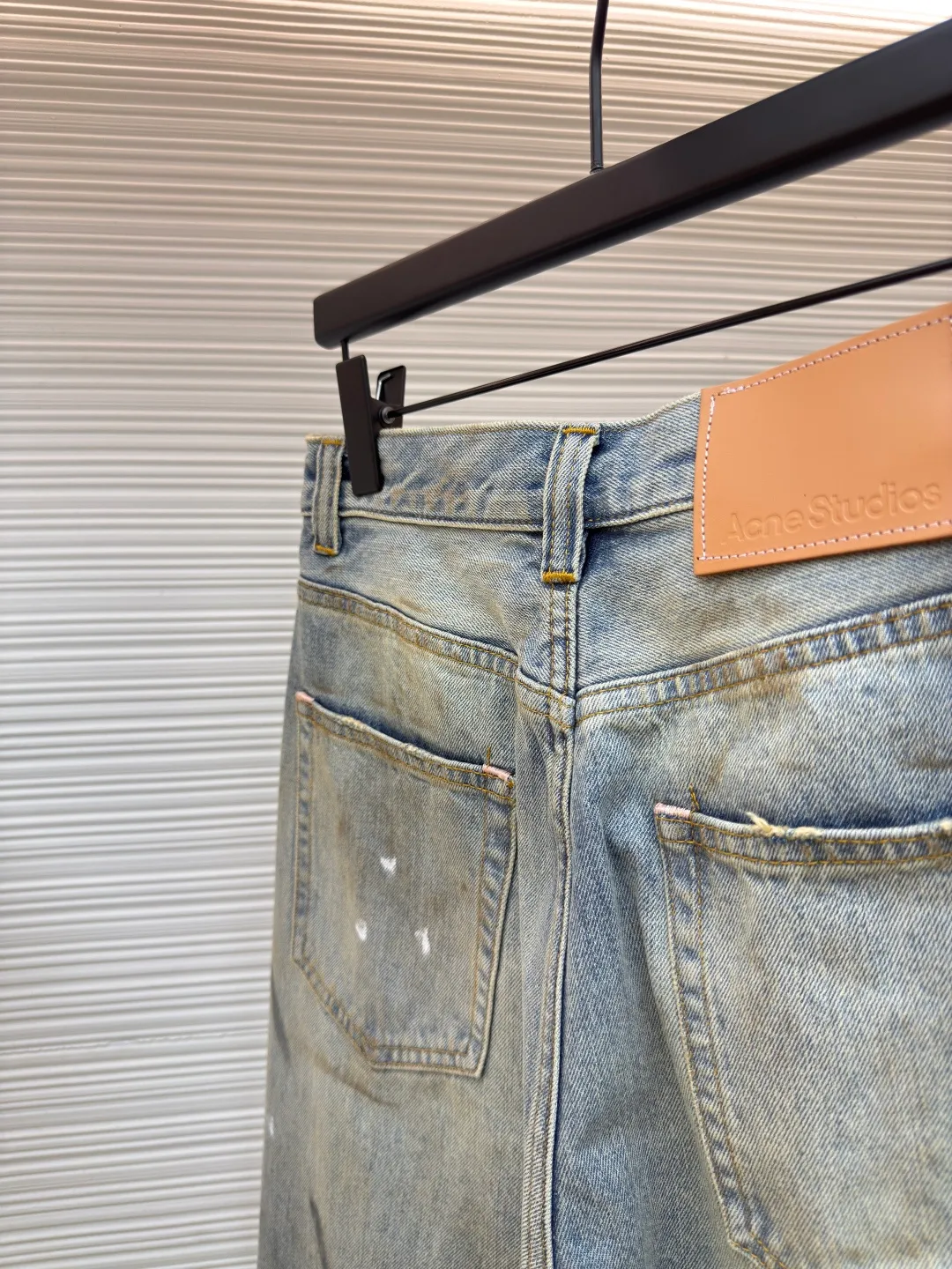 Acne Studios splash-ink loose wide-leg jeans ●Authentic product: Purchased and developed by 3704 ●Item number: 1680337-A85 ●Material: denim fabric ●Technology: frayed production ●Version: Loose fit ●Weight: about 790 grams ●Size: 42-44-46-48-50-52 ●Description: Made of long-staple cotton + 2% elastic fiber blend to ensure stiffness and moderate extensibility, suitable for loose tailoring. The fabric is first pre-shrunk to prevent deformation, and then washed with cellulase to soften the fibers to improve skin-friendliness while retaining the unique rough texture of twill.  Cellulase is used to bio-polish cotton fibers to break down surface hairiness, making the fabric feel super soft and waxy while retaining the natural breathability of cotton. Compared with traditional stone washing, this process is more environmentally friendly and reduces physical damage to fibers. The overall wiring is straight and delicate, the fabric is comfortable and soft, and the color is consistent without color difference. It can be matched with the same style to create a fashionable look and control various occasions. Customized accessories, complete with three standards, same style for men and women!